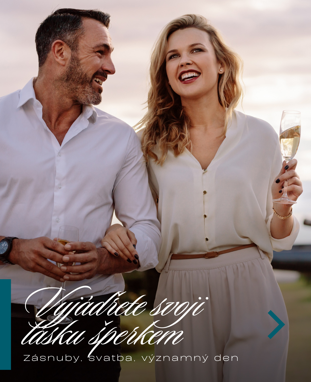 Muž se ženou ukazující snubní prsten