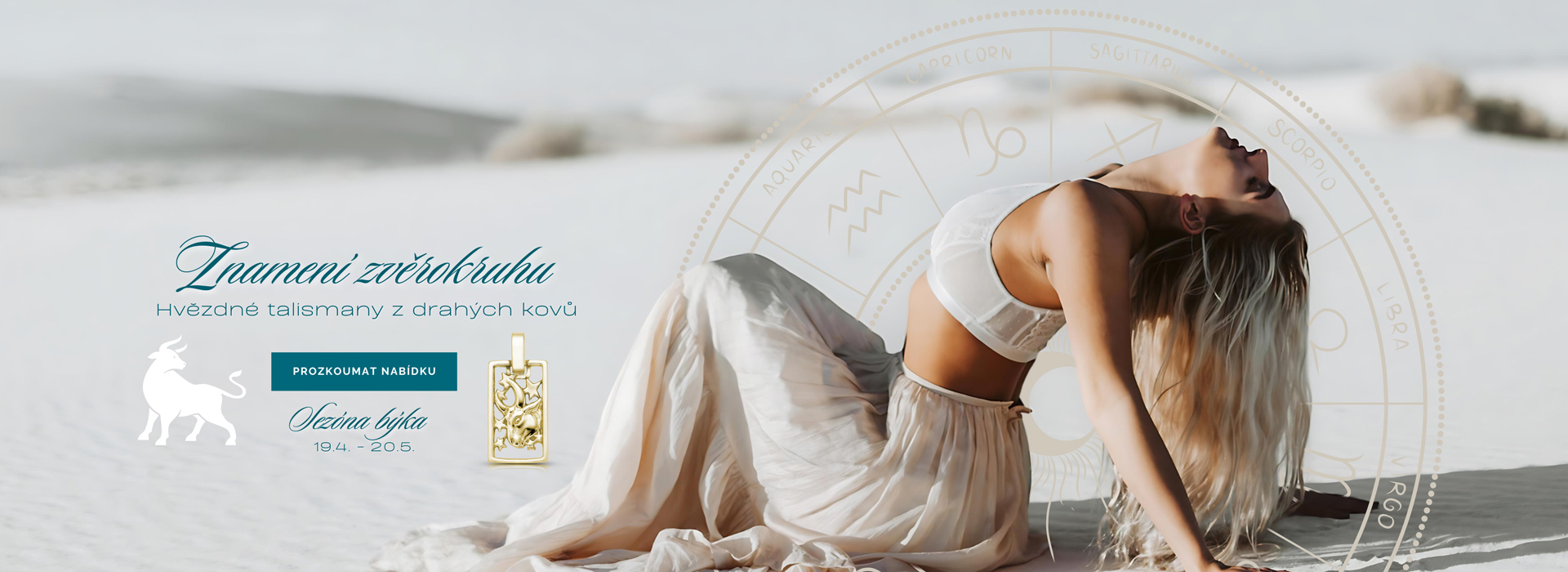 žena na poušti se zvěrokruhem v pozadí