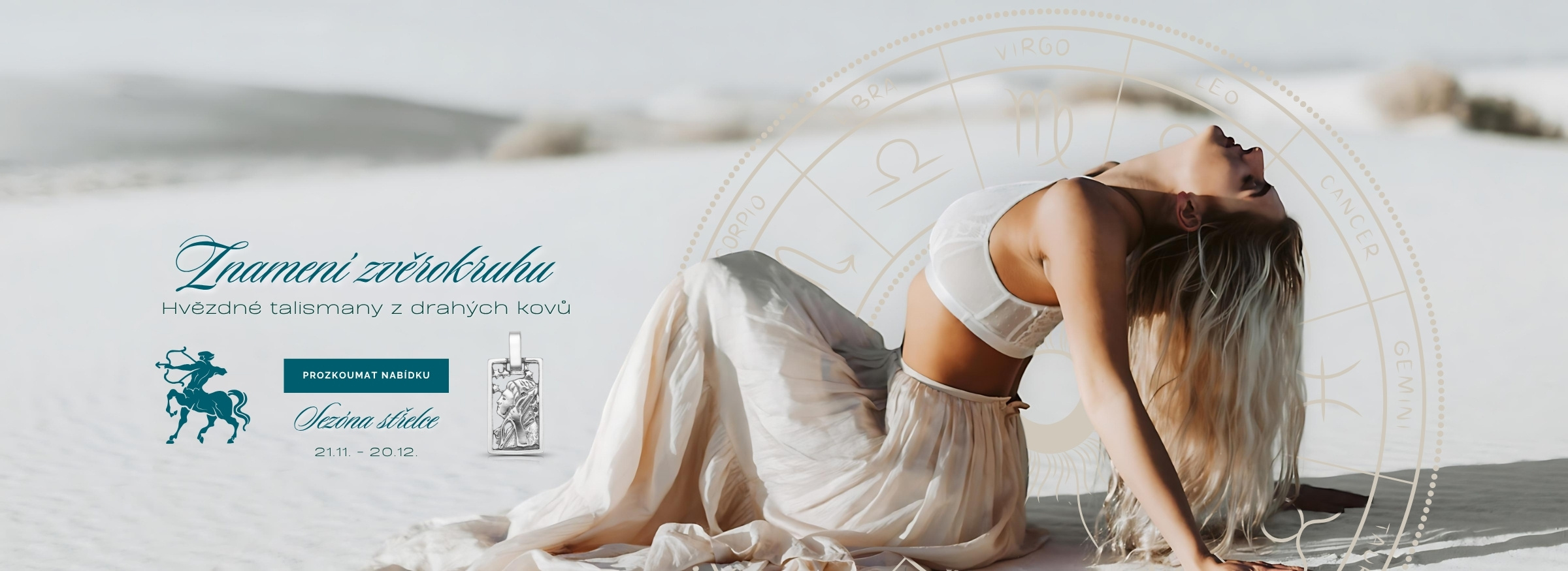 žena na poušti se zvěrokruhem v pozadí