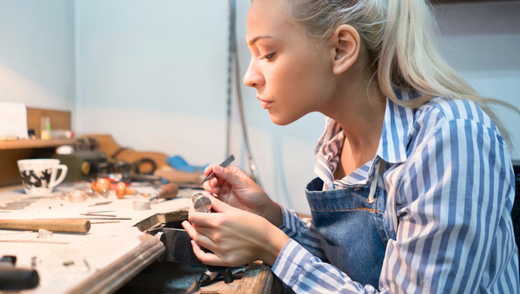 žena vyrábějící šperk