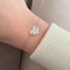 personalizovaný stříbrný náramek srdíčko s kamínkem bílé zlato na ruce A