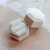 Sametová krabička na šperky hexagon s možností personalizace