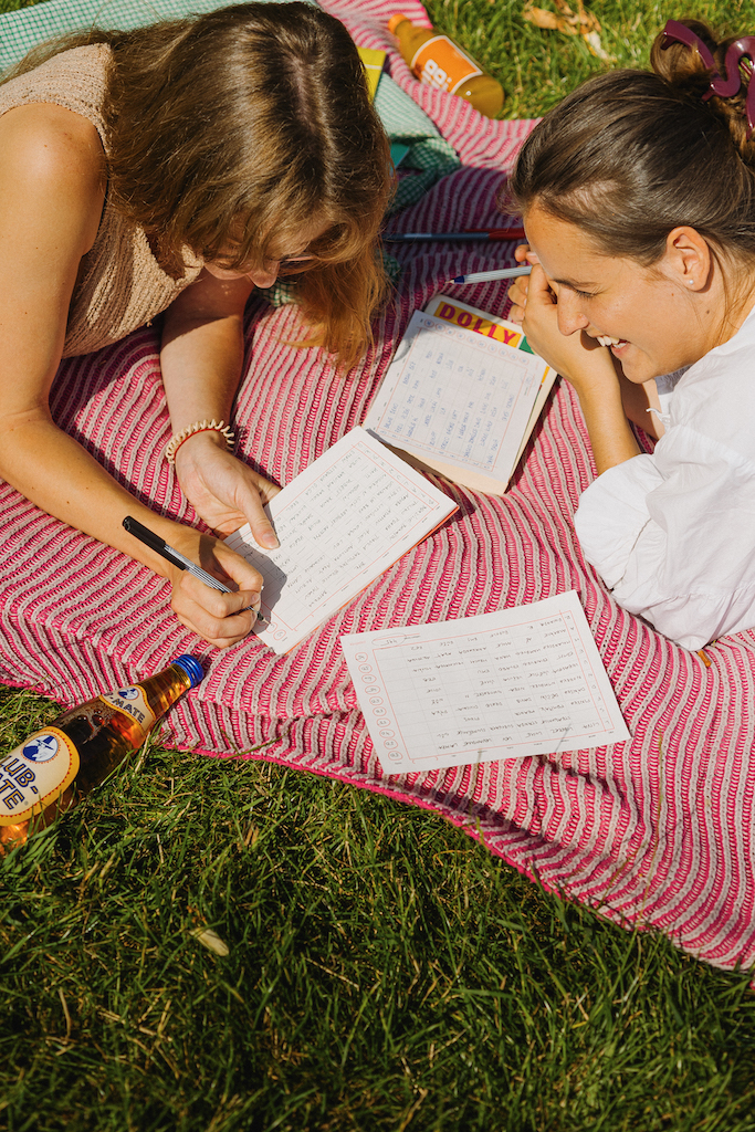 Osm papírových her, které zabaví děti i dospělé