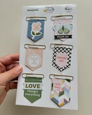 V nových kolekcích od @pinkfreshstudio najdeš, jak tradiční ozdoby (samolepky, enamelky, papírové výseky atd.), tak i...