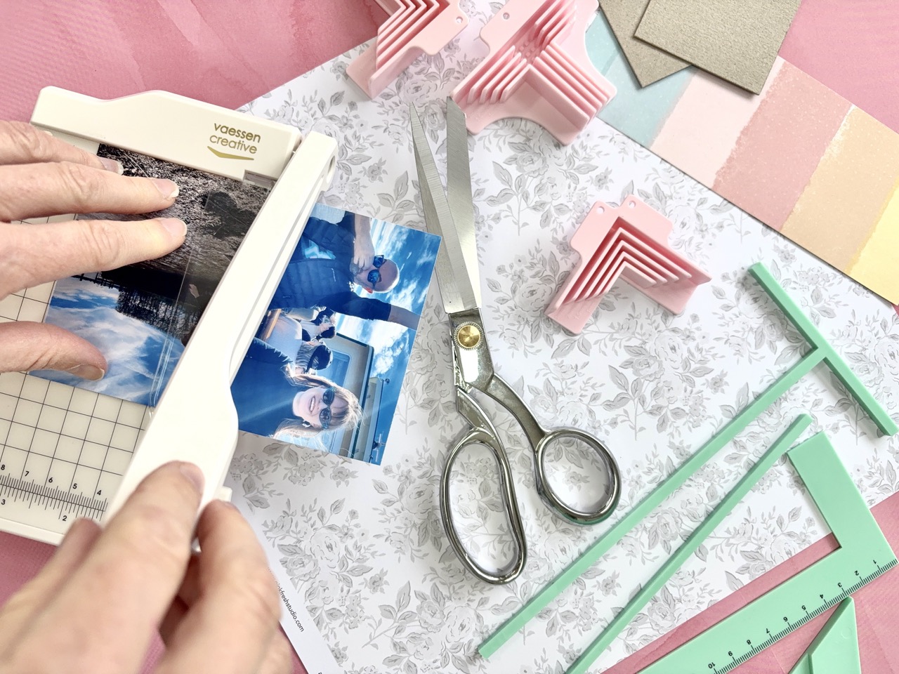 cim-striha-rezat-scrapbooking
