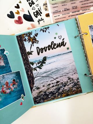 Vypadá takhle tvoje album z dovolené? 🤔Klidně může! Když nakombinuješ naše české samolepky třeba s kolekcí Pura Vida od...
