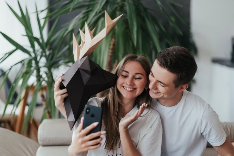 Pár skládá papírový model jelena