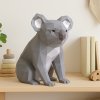 Hotová papírová koala v interiéru