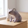 Papírový model Koala na stolku u okna