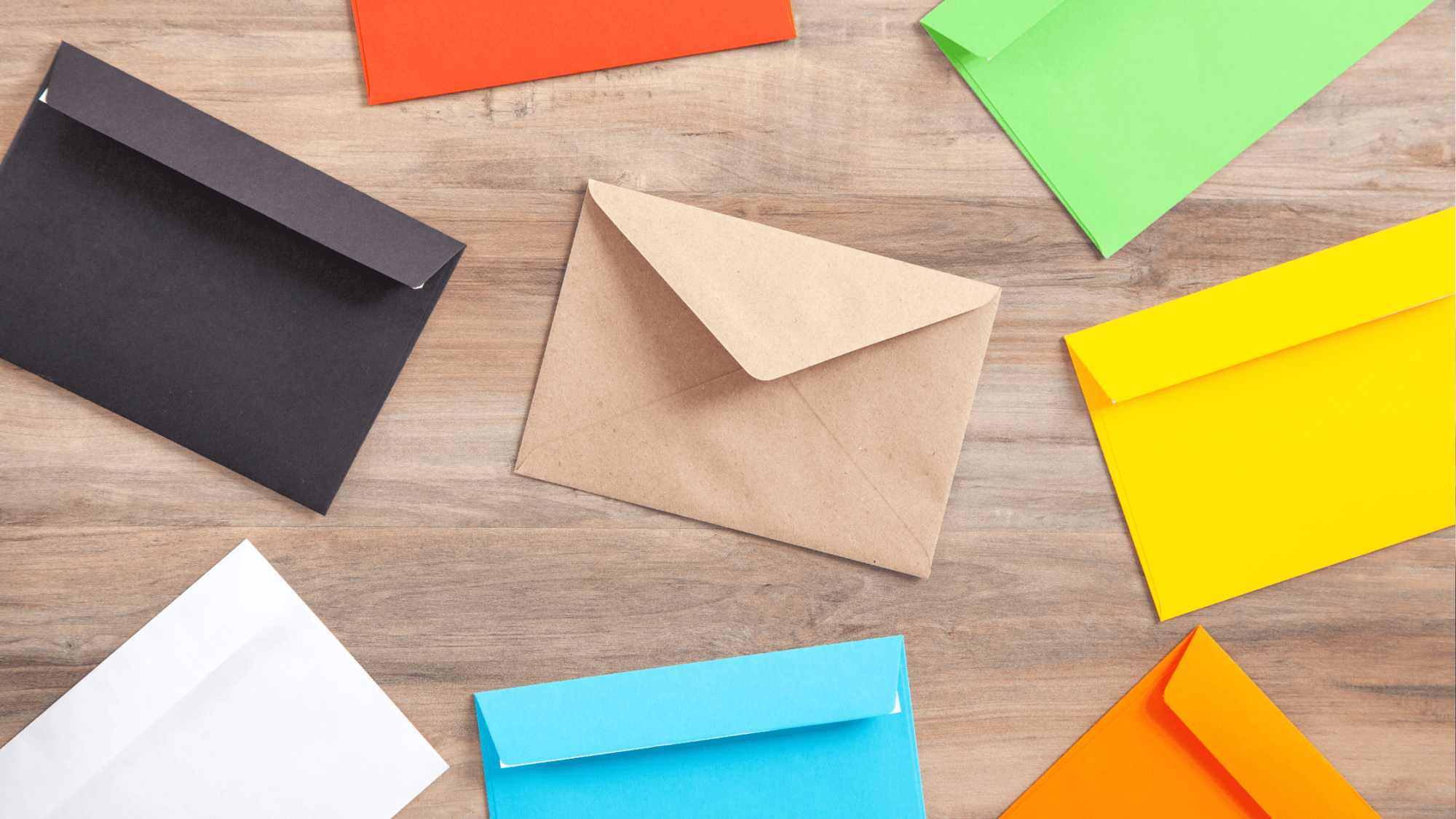 Barevné obálky: Kdy sáhnout po klasice a kdy po designu?
