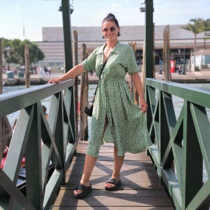 Laura dámske šaty košeľové zelené na postave