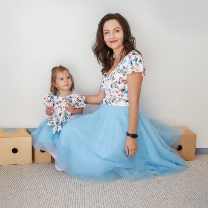 Mama s dcérou na rukách v sade šiat Mona s tylovou sukňou.