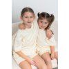 Liana krémová súprava – dve dievčatá v pohodlnom letnom modeli