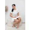 Serena biele oversize šaty – modelka v sede
