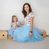 Mama s dcérou na rukách v sade šiat Mona s tylovou sukňou.
