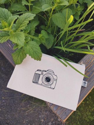 Malá, ale šikovná! Kosmetická taštička, do které se vejde všechno důležité 😊 #papire #kosmetickatasticka #handmade #czechmade