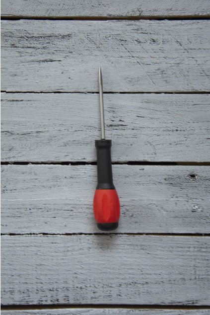 Šídlo - jednoduchý pracovní nástroj nepostradatelný při pletení košíků, jak z proutí, tak z papírových ruliček. Je to super pomůcka vytváření větších otvorů u osnovních ruliček, když potřebujeme zdvojit osnovu, napojit ruličku někde ve výpletu. Díky svému ostrému hrotu lze také dobře použít na otvory například do kůže.... kožených uch na, kožených ozdobných štítků .... A jistě najdete další a další uplatnění.   Pracovní nástroj je opravdu nevhodný pro dětičky, dejte na to pozor.