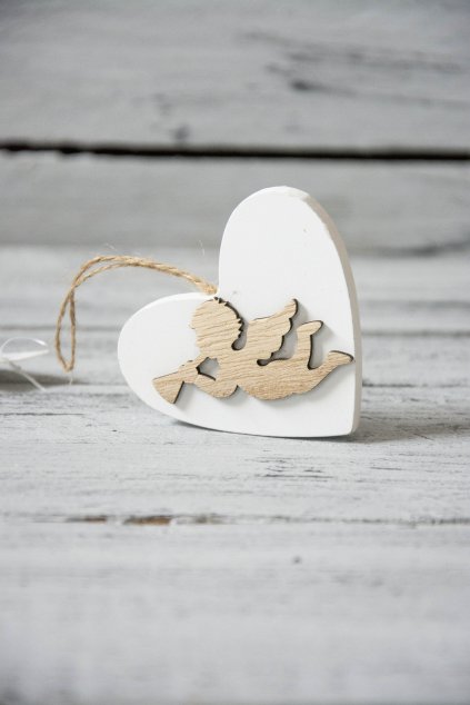 Dřevěné závěsné srdce s andělem