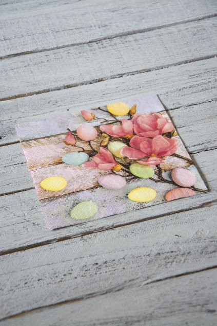 Třívrstvý ubrousek 33x33cm, vhodný na découpage. Magnolie a vajíčka