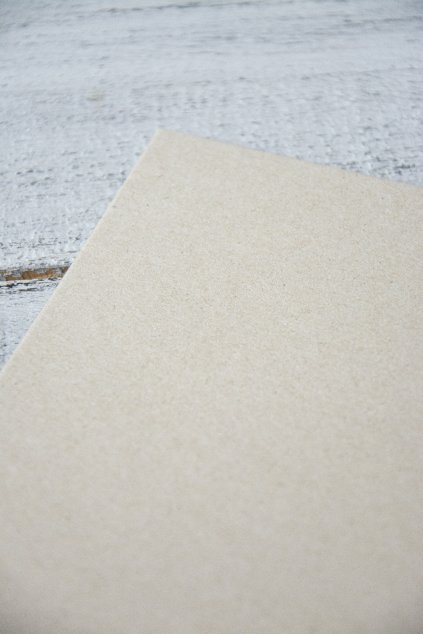 Hlazená lepenka šedá. Rozměr: 35 x 50 cm, tl. 2,5 mm Gramáž 1575g/m2