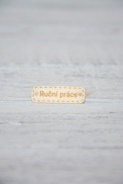 Roztomilá malá nášivka, cedulka. Na omak jakoby kožená, z druhé strany látka. Rozměr: 3,3 x 1,1 cm Dva otvory k přišití.