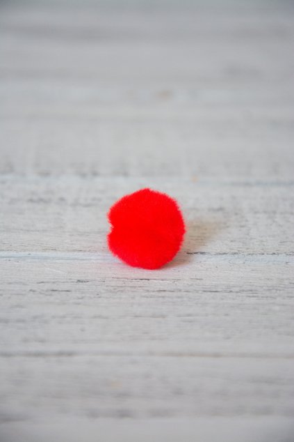 Chlupatá bambulka vhodná třeba na nos trpaslíka. Průměr cca 3 cm.