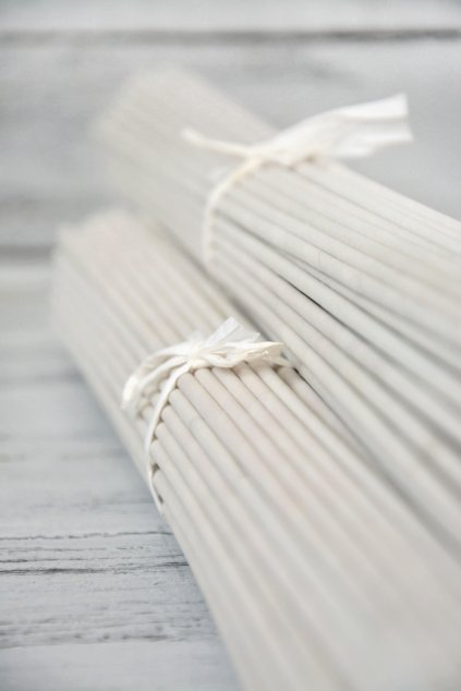 Papírové ruličky na pletení z papíru. Stáčený pruh novinového papíru š.15 cm, průměr výsledné ruličky 4 mm, stáčeno na drátu o síle 1,6 mm, délka 47cm.