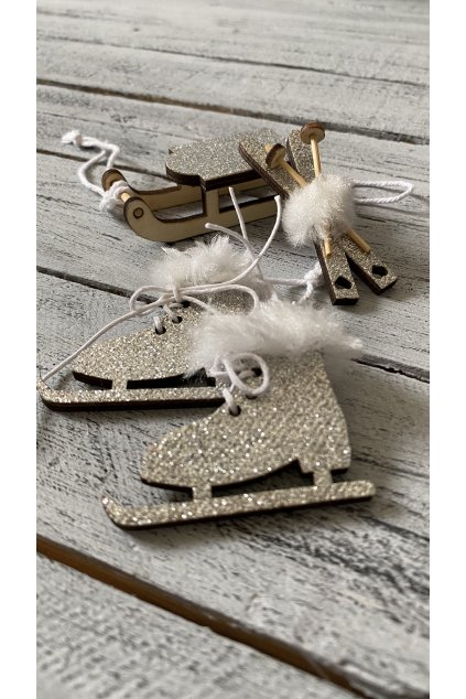 Překrásný zimní setík. Lze zavěsit na vánoční stromeček, ozdobit věnec nebo vánoční aranžmá.   3 ks viz. foto  Rozměr:   Lyže: 7 cm  Sáňky: 7,5 x 3 x 2 cm  Brusle: v. 5,5 x 5 cm