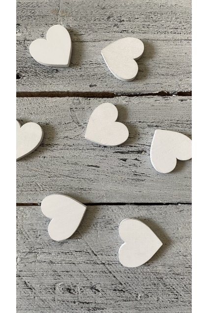 Bílé dřevěné srdíčko.  Rozměr: 3 x 3 cm