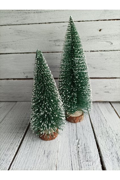 Dekorativní stromeček o výšce 17 cm, na stojánku.  V nabídce je i o výšce 23 cm tedy vhodný do páru.