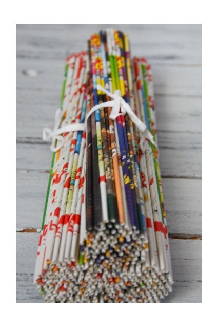 Papírové ruličky z lesklých letáků Stáčený papír je s lesklého letáku. Šířka pruhu je 10 cm. Stáčeno na drátu 1,6 mm.