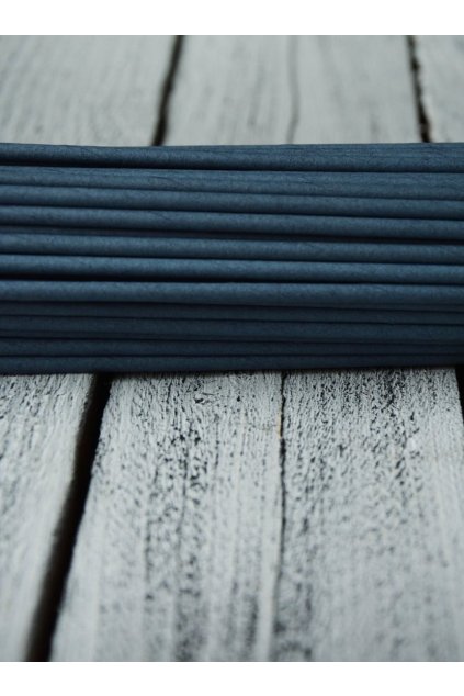 černé ruličky na pletení košíků z papíru