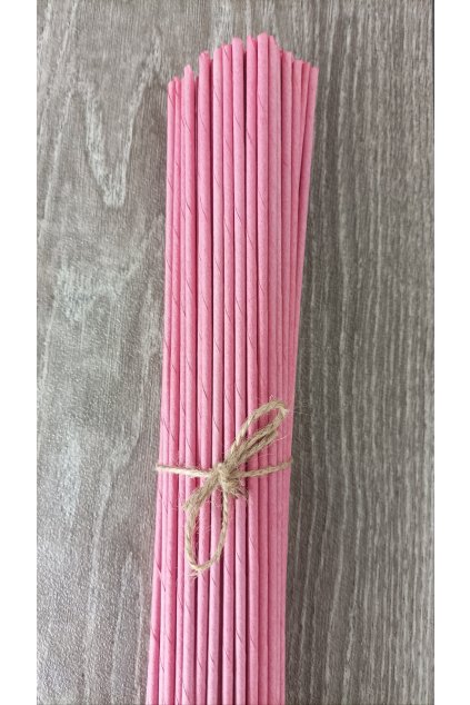 Papírové ruličky motané z papíru Havana.   Pruh 15 cm, stát 1,6 mm, délka 31 cm. Ruličky jsou tenčí.  Sada 600 ks.