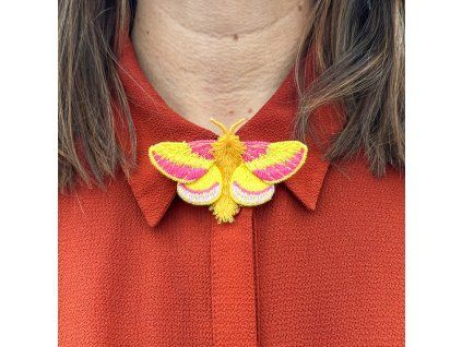 Vyšívaná brož Botanopia Rosy Maple Moth