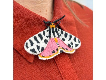 Vyšívaná brož Botanopia Tiger Moth