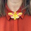 Vyšívaná brož Botanopia Rosy Maple Moth