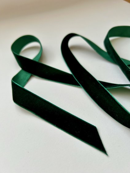 Sametová stuha šíře 15 mm - tmavě zelená