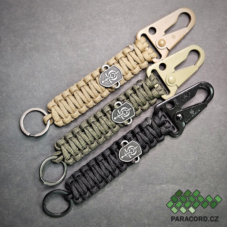 Paracord přívěšek s logem REGI Base, recyklovaná snap hook spona ze starého armádního batohu