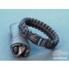 Paracord náramek BASIC BLACK – detail plastové pevnostní spony s prohnutým profilem, ručně pletený náramek z paracordu 550