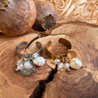 Nechám vás při pátku rozjímat nad touhle nádherou. Nerezový prsten s říční perlou, korálky kubické zirkonie a srdcem💛,...