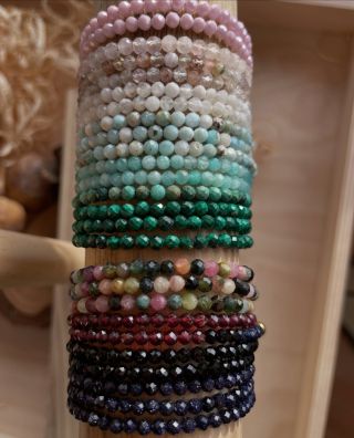 Larimar, chryzokol, amazonit a malachit. Přesně tyto krásné kousky jsem právě vložila na e-shop. Dneska jsem extra...