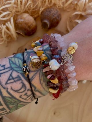 Zlomky? Milujete! Tady dalších pár náramků, jemná kombinace rozzářená říční perlou a příveskem z nerezu, od každého pouze...