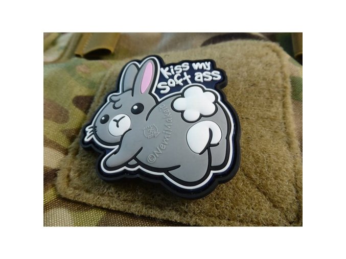 Nášivka KISS MY SOFT ASS plastová velká velcro
