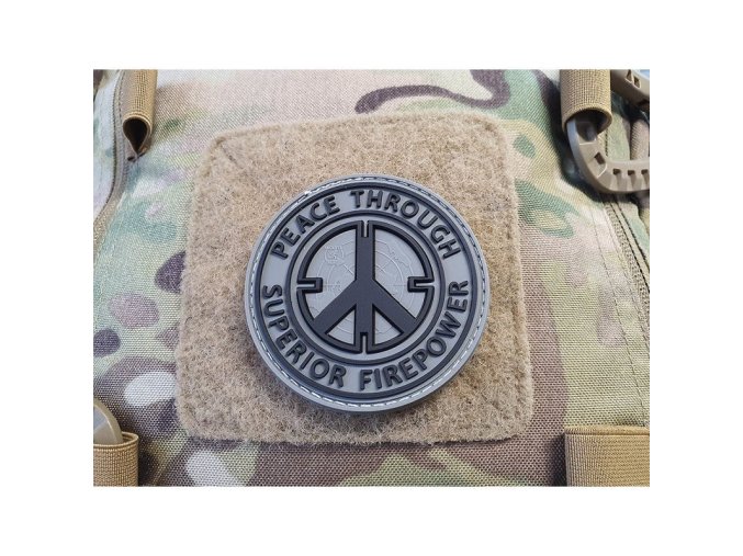 Nášivka PEACE THROUGH SUPERIOR FIREPOWER plast velcro ŠEDÁ