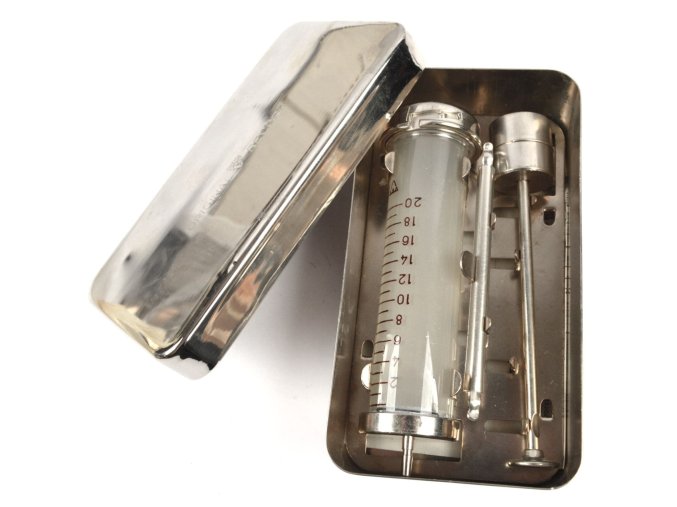 Stříkačka injekční 20ml v kovové krabičce