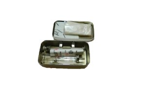 Stříkačka injekční 2ml v kovové krabičce