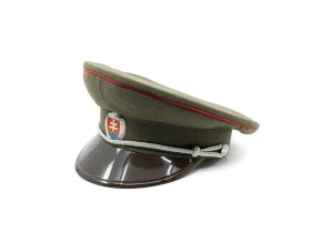 Brigadýrka SK stříbrný odznak, kšilt plast, červená linka ZELENÁ