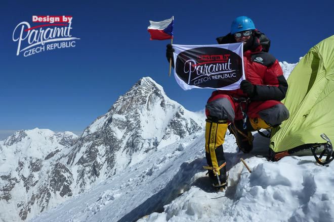 Paramit vlajka visí na Broad Peaku 8047 m