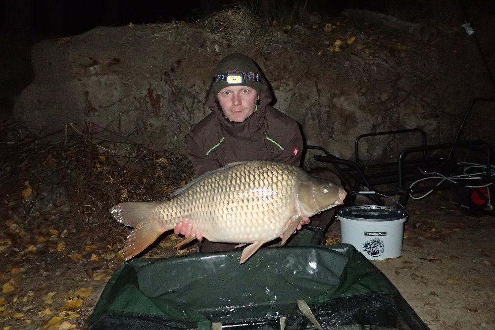 ZPĚT NA MÍSTĚ ČINU