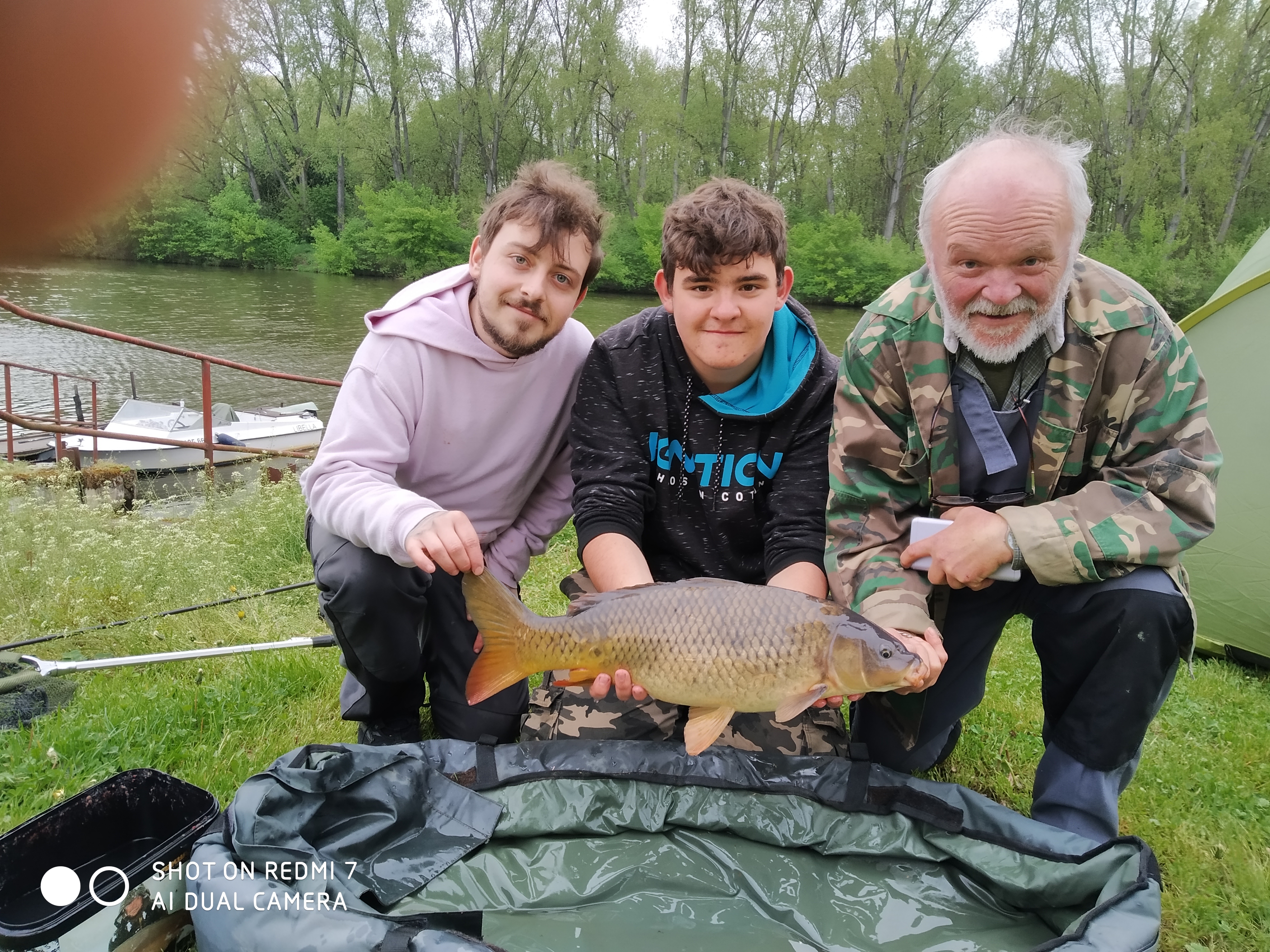 Děda a vnuci na rybách